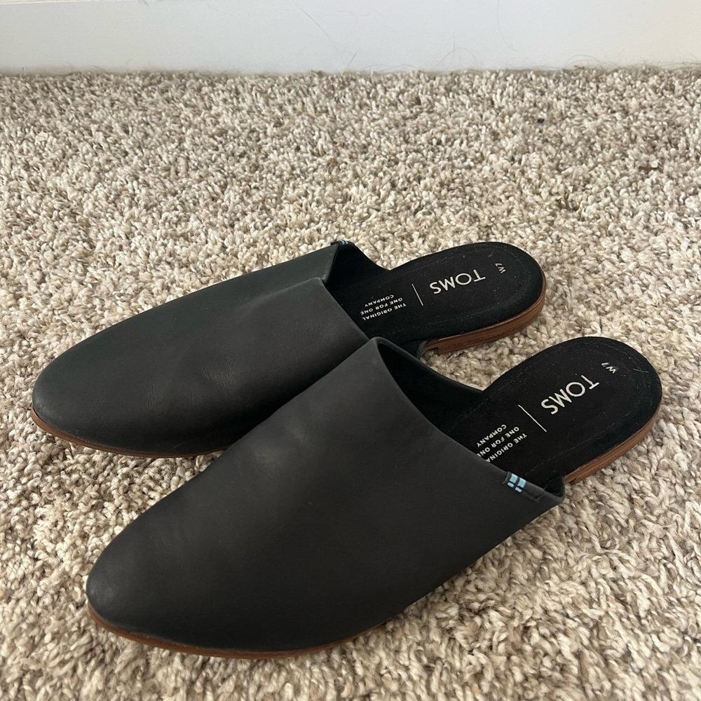 Tom’s black women’s mules - size 7